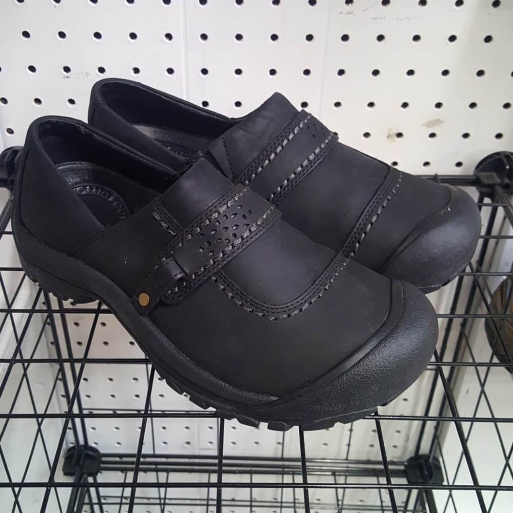 Keen Kaci Black leather Clogs size 8 style 5440